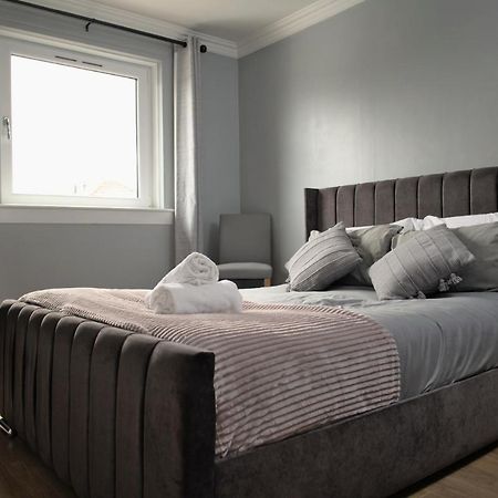 Modern 2-Bed Haven, Free Parking Appartement EDI Buitenkant foto
