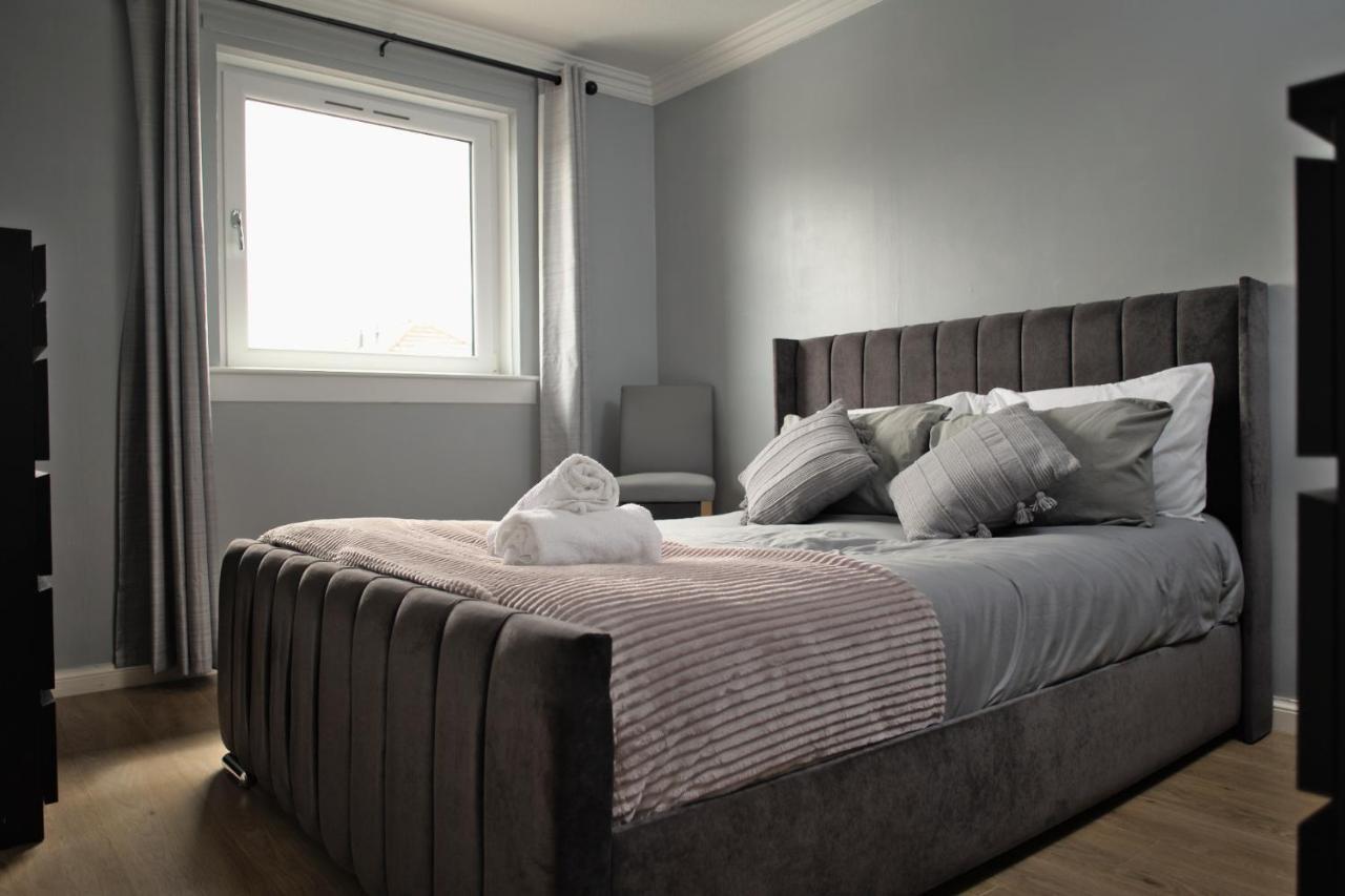 Modern 2-Bed Haven, Free Parking Appartement EDI Buitenkant foto