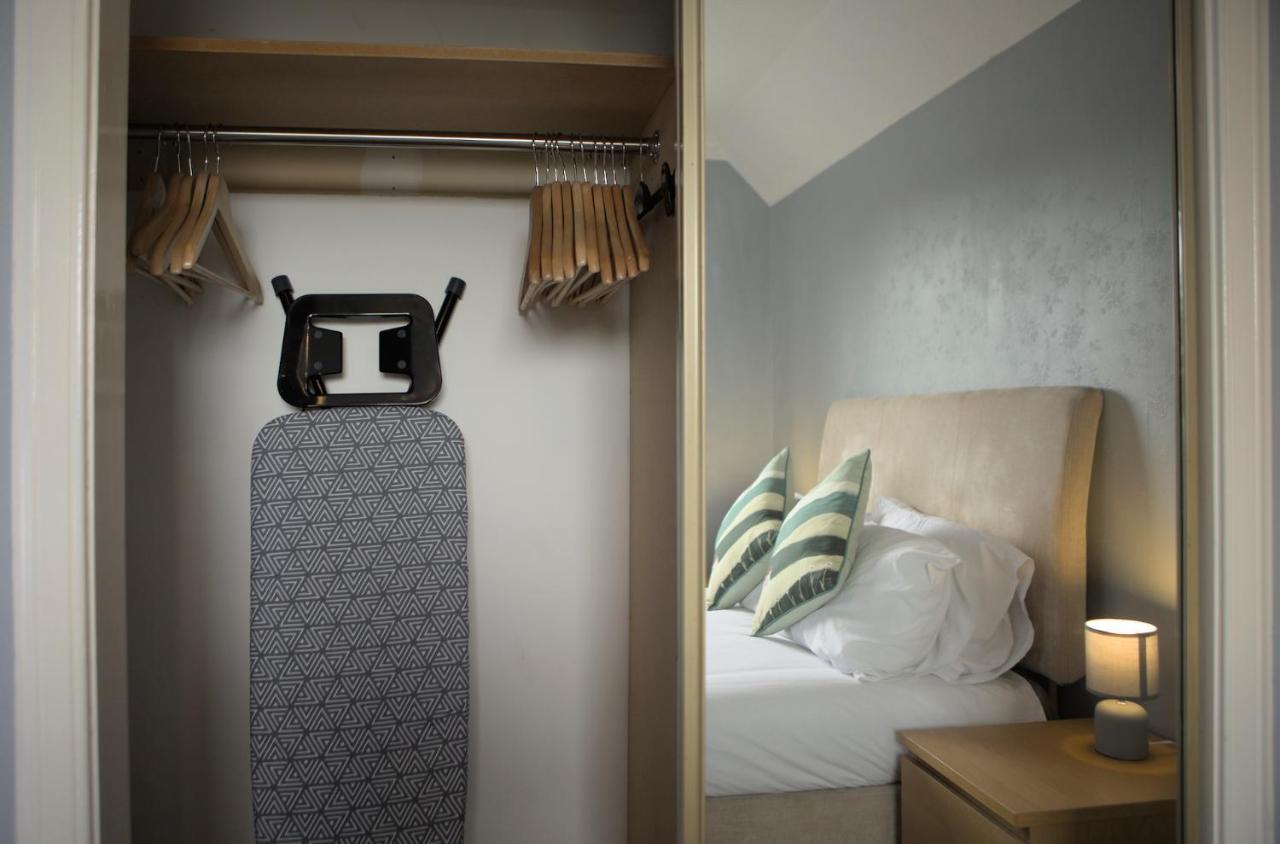 Modern 2-Bed Haven, Free Parking Appartement EDI Buitenkant foto