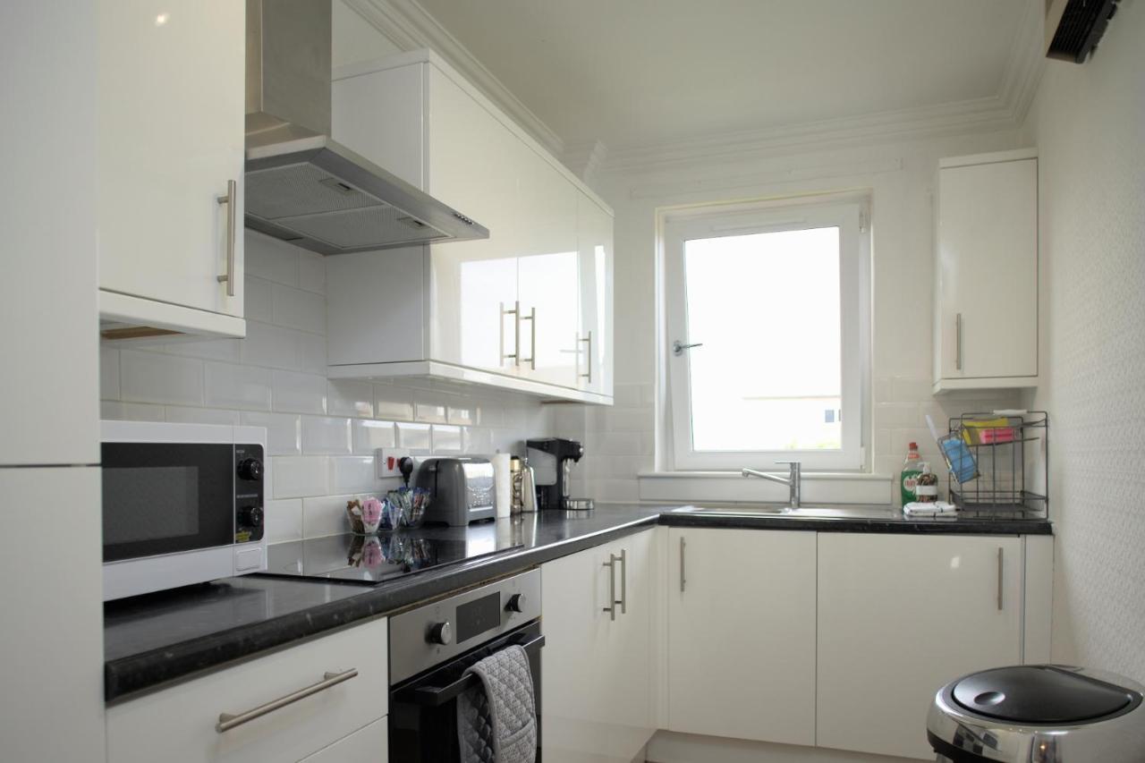 Modern 2-Bed Haven, Free Parking Appartement EDI Buitenkant foto